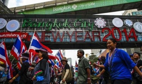 Anti-government protesters march during a rally at a major business district in Bangkok December 19, 2013.