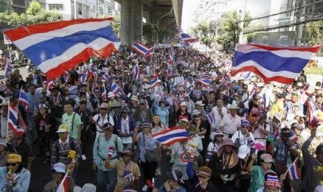 Anti-government protesters march in a rally in central Bangkok January 15, 2014.