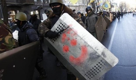 Anti-government protesters march on the street in Kiev February 6, 2014.