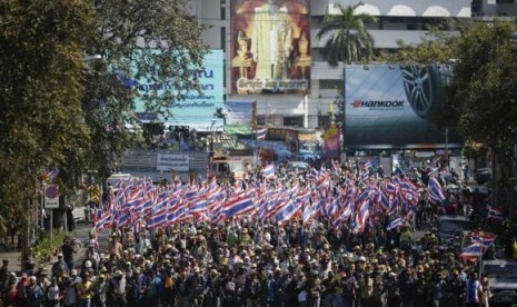 Anti-government protesters march to ministries and other state bodies in central Bangkok January 15, 2014.