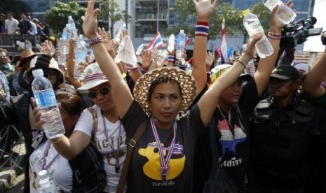 Anti-government protesters react as officials leave a government office where Prime Minster Yingluck Shinawatra had been holding a meeting in Bangkok February 3, 2014.