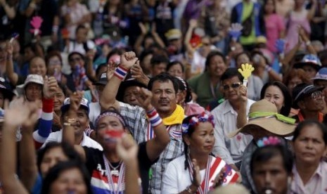 Anti-government protesters react as they listen to a leader's speech at an intersection protesters are occupying in downtown Bangkok February 8, 2014.