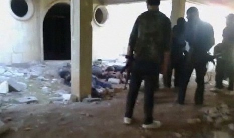 Anti-government rebels surround dead Syrian army soldiers after a shooting in this still image captured from amateur video footage released on a social media website, in Saraqeb November 1, 2012. The video that appears to show Syrian rebels killing soldier