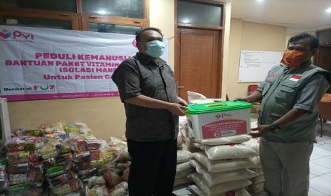 anti Yatim Indonesia (PYI) lanjutkan bantuan tersebut sebanyak 50 paket sembako di Kelurahan Cibeureum Kota Cimahi, Sabtu (31/7).