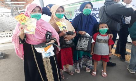 Antisipasi penyebaran virus Corona, PT KAI menghadirkan Kereta Kesehatan atau Rail Clinic bagi warga sekitar Stasiun Depok dan Bogor, Jumat (6/3). Ada 6 dokter dan 20 tenaga medis yang bertugas melakukan pelayanan langsung kepada masyarakat dan penumpang KRL Commuter Line. Selain itu juga dibagikan masker dan pamflet penyuluhan cegah virus Corona.(Republika/Rusdy Nurdiansyah)