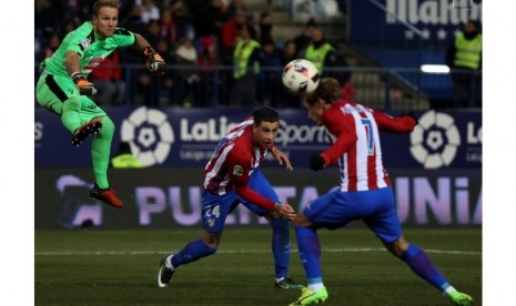 Antoine Griezman (kanan) saat menjebol gawang Eibar. 