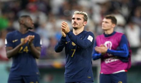  Antoine Griezmann dari Prancis bertepuk tangan setelah pertandingan sepak bola grup D Piala Dunia antara Tunisia dan Prancis di Stadion Education City di Al Rayyan, Qatar, Rabu, 30 November 2022. Juara bertahan Prancis memenangkan grup Piala Dunianya meski kalah dari Tunisia 1-0 . 