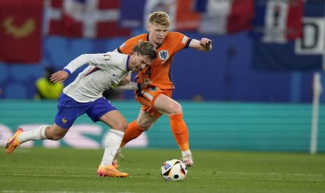 Antoine Griezmann dari Prancis (kiri) berebut bola dengan Jerdy Schouten dari Belanda dalam pertandingan Grup D  Euro 2024 di Red Bull Arena, Leipzig, Sabtu (22/6/2024) dini hari WIB.