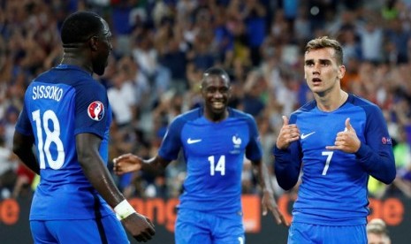 Antoine Griezmann (kanan) merayakan gol keduanya ke gawang Jerman.