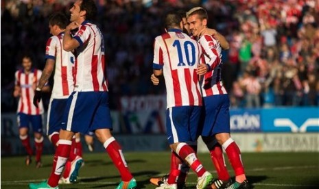 Antoine Griezmann (kanan) merayakan golnya ke gawang Levante bersama rekan-rekannya, Sabtu (3/1).