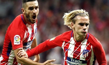 Antoine Griezmann (kanan) merayakan golnya ke gawang Malaga.