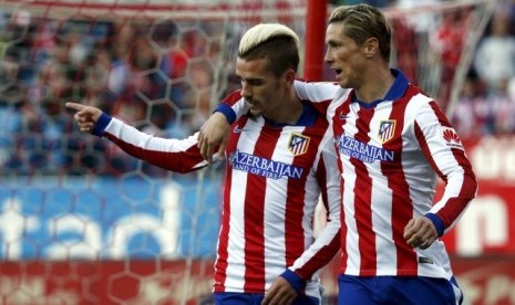 Antoine Griezmann (kiri) merayakan golnya bersama Fernando Torres