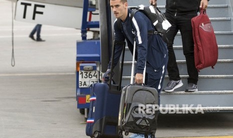 Antoine Griezmann membawa tasnya saat tim nasional Prancis tiba di bandara internasional Sheremetyevo, di luar Moskow, Rusia, Ahad (10/6). untuk bertanding di Piala Dunia 2018 di Rusia.