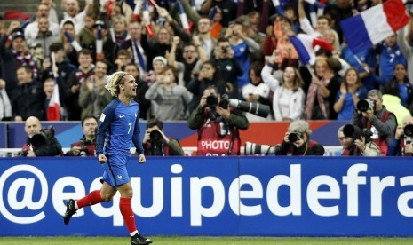 Antoine Griezmann merayakan golnya ke gawang Belarusia.