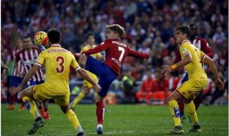 Antoine Griezmann (tengah) dijaga ketat dua pemain Sporting Gijon.