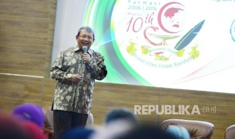 Anton Apriyantono menyampaikan materi pada seminar nasional Kefarmasian Islam yang bertajuk 'Teknologi Rekayasa Alam Sebagai Sumber Obat Halal' di Aula Kampus Universitas Islam Bandung (Unisba), Kota Bandung, Sabtu (19/8).