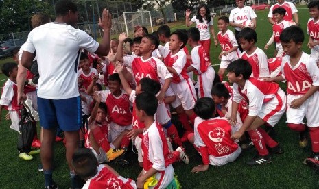 Anton Blackwood saat memberikan pelatihan kepada anak-anak.