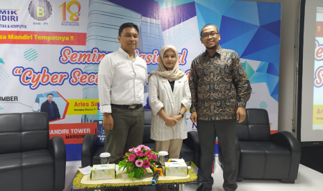 Anton (kanan) dan  Aries Satryoko, Managing Director PT MX1 Indonesia (kiri) selaku narasumber seminar nasional dengan tema “Cyber Security and IT Audit”.