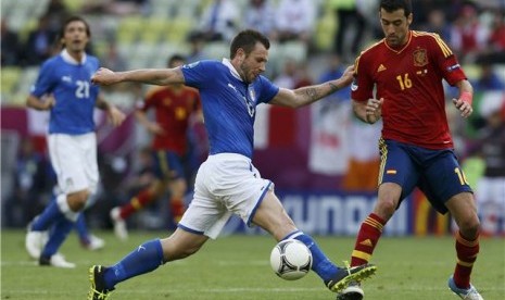  Antoni Cassano (tengah), striker timnas Italia, mencoba melewati hadangan pemain Spanyol, Sergio Busquet (kanan), di laga Grup C Piala Eropa 2012 di Gdansk, Polandia, pada Ahad (10/6). 