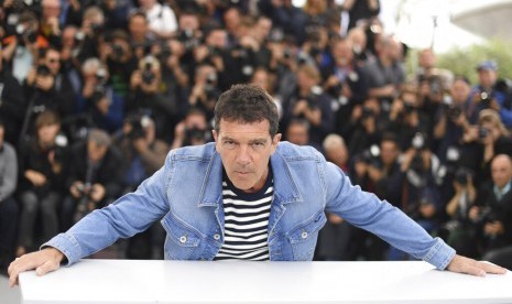 Antonio Banderas di Festival Film Cannes ke-72 di Prancis. Banderas beradu akting dengan Harrison Ford di Indiana Jones 5.