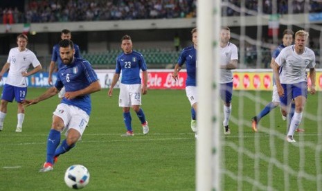 Antonio Candreva mencetak gol ke gawang Finlandia dari titik putih.