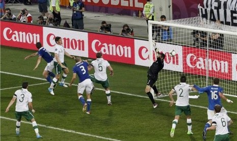 Antonio Cassano (dua kiri), striker timnas Italia, melepaskan gol sundulan saat menghadapi Irlandia di laga terakhir Grup C Piala Eropa 2012. 