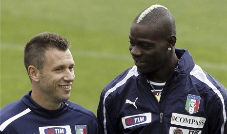 Antonio Cassano (kiri), striker timnas Italia, bercanda dengan Mario Balotelli saat mengikuti pemusatan pelatihan di Coverciano sports center, Florence, Italia, Senin (21/5). 