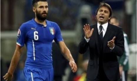 Antonio Conte (kanan) dalam salah satu laga timnas Italia.