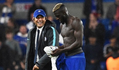 Antonio Conte (kiri) tertawa bersama Tiemoue Bakayoko setelah Chelsea menang besar 6-0 atas Qarabag di Liga Champions.