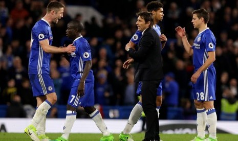 Antonio Conte memberikan selamat kepada pemain Chelsea setelah menaklukkan Manchester City 2-1.