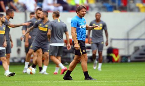 Antonio Conte memimpin latihan pasukan Inter Milan di Dusseldorf, Jerman jelang laga perempat final Liga Europa kontra Leverkusen.