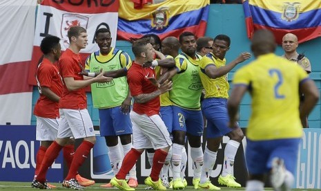 Antonio Valencia bertikai dengan Raheem Sterling saat Ekuador berjumpa Inggris