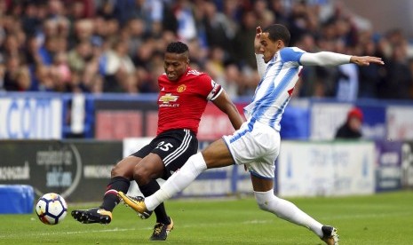 Antonio Valencia (kiri) dibayangi Tom Ince pada pertandingan Manchester United melawan Huddesfield di Stadion John Smith Stadium, Huddersfield, Inggris.