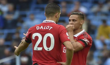  Antony dari Manchester United (kanan) berbicara dengan rekan setimnya Diogo Dalot selama pertandingan sepak bola Liga Premier Inggris antara Manchester City dan Manchester United di stadion Etihad di Manchester, Inggris, Ahad, 2 Oktober 2022.