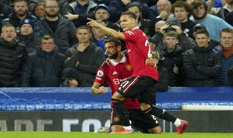 Antony dari Manchester United, kanan, merayakan gol dengan Bruno Fernandes.