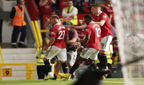 Antony dari Manchester United (kiri) merayakan setelah mencetak gol pembuka timnya selama pertandingan sepak bola Liga Premier Inggris antara Manchester United dan Arsenal di stadion Old Trafford, di Manchester, Inggris, Ahad (4/9/2022) .