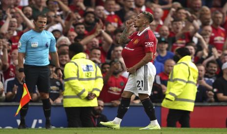 Antony dari Manchester United merayakan setelah mencetak gol pembuka timnya selama pertandingan sepak bola Liga Premier Inggris antara Manchester United dan Arsenal di stadion Old Trafford, di Manchester, Inggris, Ahad, 4 September 2022. 