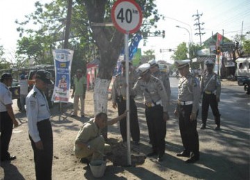 antor Perhubungan (Dishub) Kabupaten Indramayu memasang puluhan rambu lalu lintas penunjuk arah di jalur Pantura dan alternatif. 