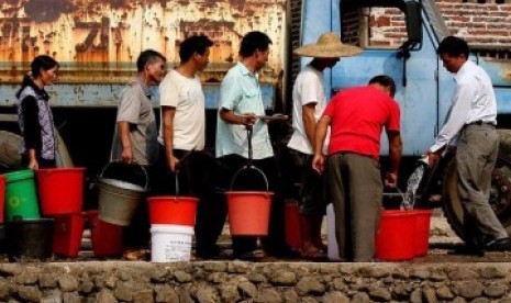 Antre mendapatkan air bersih untuk minum