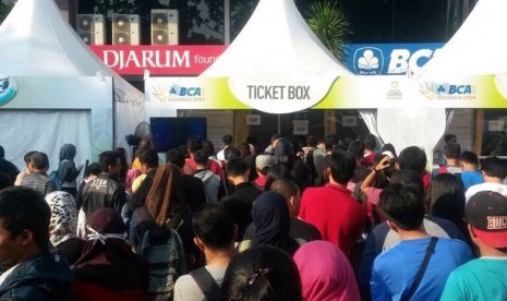 Antre penonton yang mengular dalam membeli tiket turnamen Indonesia Terbuka. (ilustrasi)