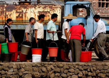 Antre mendapatkan air bersih untuk minum