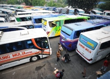 Antrean bus di Terminal Lebak Bulus, Jakarta.