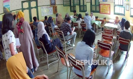  Antrean dibagian informasi Penerimaan Peserta Didik Baru (PPDB) di SMA Negeri 5, Kota Bandung, Rabu (5/7).