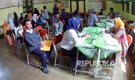 Antrean di bagian informasi Penerimaan Peserta Didik Baru (PPDB) di SMA Negeri 5, Kota Bandung (ilustrasi)