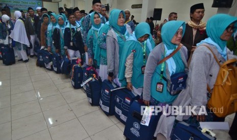  Antrean Hingga 16 Tahun, Calon Jamaah Haji Sukabumi Masih Tunggu Kepastian Biaya. Foto ilustrasi: Antrean Jamaah calon haji sebelum masuk kedalam bus untuk diberangkatkan menuju Asrama Haji Embarkasi Bekasi di Gedung Dakwah, Kota Tasikmalaya, Jawa Barat, Senin (16/7) malam. 