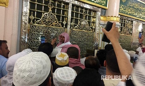 Antrean jamaah melintasi cungkup makam Nabi Muhammad SAW di Masjid Nabawi, Madinah, Arab Saudi. 3 Hal yang Harus Diucapkan Saat Mengunjungi Makam Nabi Muhammad