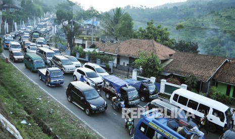 Antrean kendaraan para pemudik di jalur selatan, Jalan Nagreg, Kabupaten Bandung (ilustrasi)