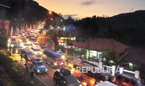 Antrean kedaraan para pemudik di jalur selatan, Jl Nagreg, Kabupaten Bandung, Sabtu (2/7) sore. (Foto: Mahmud Muhyidin)