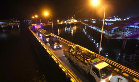 Antrean kendaraan angkutan logistik turun dari kapal di Pelabuhan Ketapang Banyuwangi, Jawa Timur, Jumat (22/4/2022). PT Asdp Ketapang mencatat jumlah pengguna jasa penyeberangan dari Bali menuju Pulau Jawa pada 21 April sebanyak 10.323 penumpang yang akan terus bertambah hingga puncak arus mudik Lebaran 2022 yang diprediksi terjadi pada 28 April mendatang. 