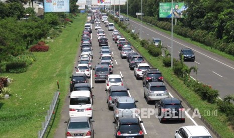 Antrean kendaraan antre keluar Tol Pasteur menuju Kota Bandung dan sekitarnya, Jumat (30/3). Liburan panjang Bandung dan sekitarnya dipastikan padat pengunjung.